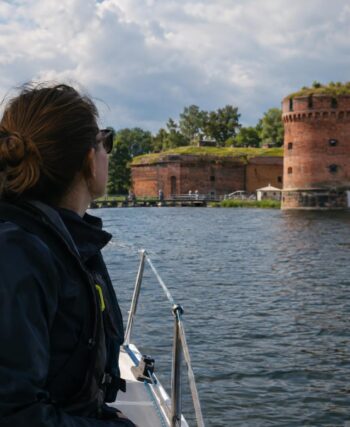 Mazury pod żaglami śladami historii: jak zaplanować rejs z wizytą w Twierdzy Boyen i Mamerkach