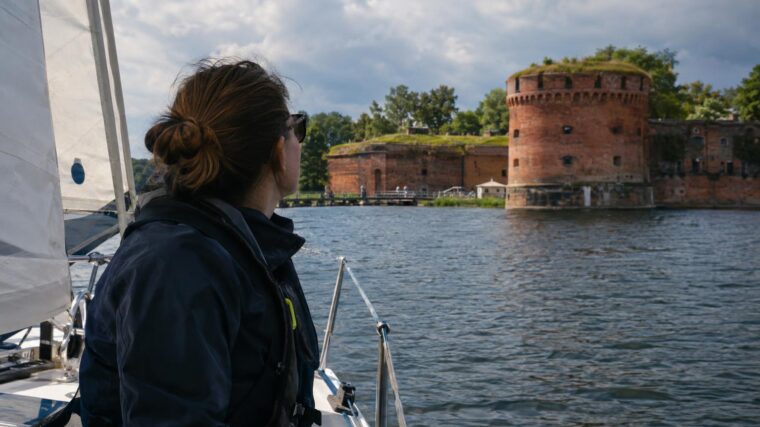 Mazury pod żaglami śladami historii: jak zaplanować rejs z wizytą w Twierdzy Boyen i Mamerkach