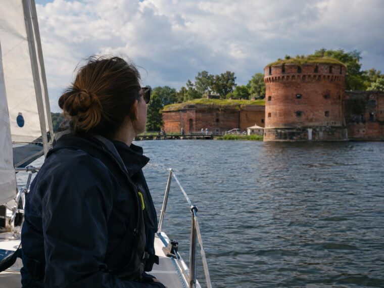 Mazury pod żaglami śladami historii: jak zaplanować rejs z wizytą w Twierdzy Boyen i Mamerkach